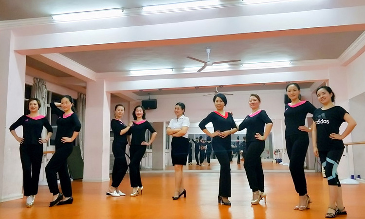 蔡總參加宜昌旗袍協(xié)會(huì )女企分會(huì )形體訓練201806.jpg