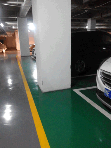 潔凈的停車(chē)場(chǎng)